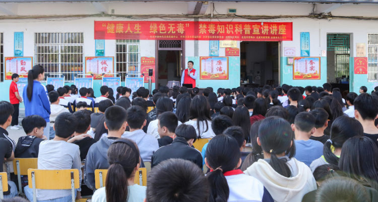 讲座上，禁毒志愿者分享禁毒的故事.JPG