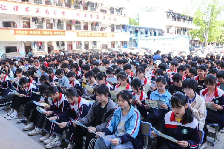 学生们在认真阅读禁毒和反邪教的宣传单.JPG 学生们在认真阅读禁毒和反邪教的宣传单.JPG