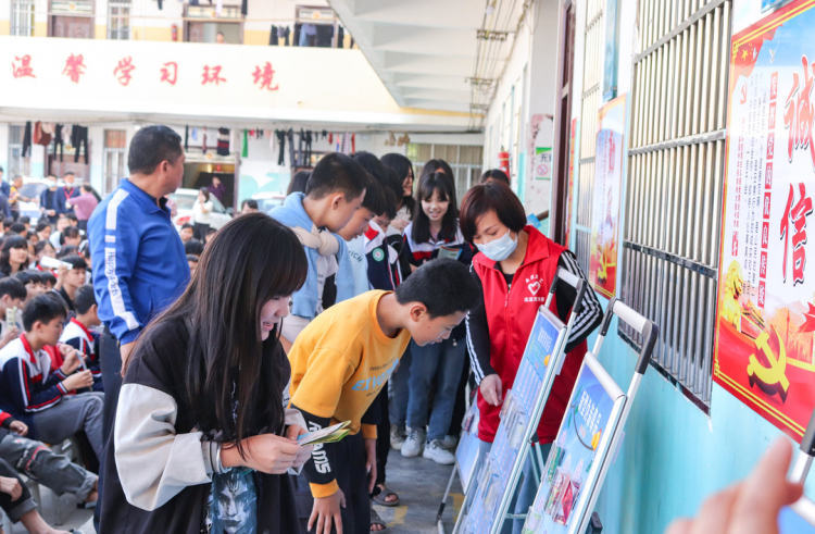 禁毒志愿者向学生讲解毒品的知识.JPG