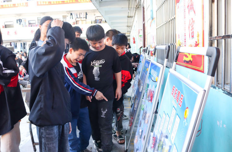 学生们认真观摩毒品模型.JPG
