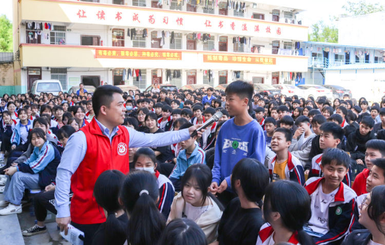 通过有奖问答，让禁毒知识更入脑入心。.JPG